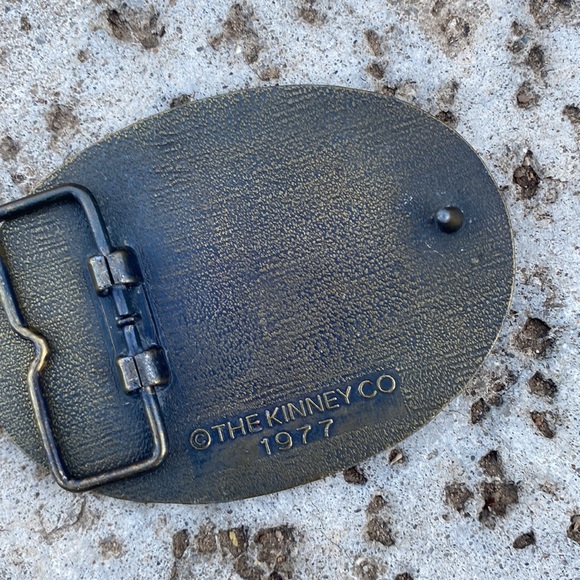 Vintage 1977 PAT scrolled thick brass belt buckle - Picture 2 of 5